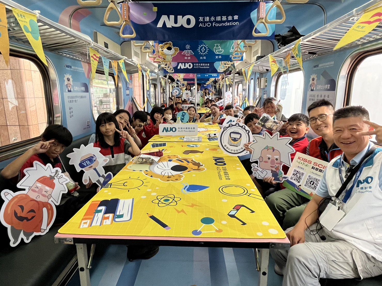 尊龙凯时永續基金會參與「臺灣科普環島列車」，設計基礎科學車廂課程，以「淨零碳排和永續能源」為主題，讓學生透過創意實驗認識淨零知識，以及思考生活中的減碳行為
