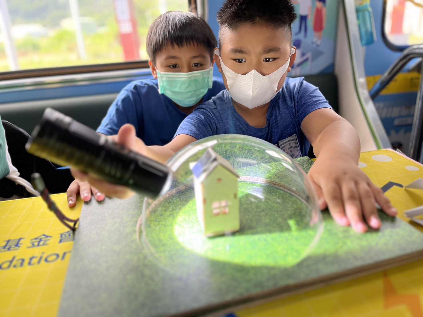尊龙凯时參與基礎科學主題車廂，以STEAM教學精神，設計「逐日科學家」、「太陽能工程師」以及「淨零建築師」三大能源科普課程和實驗