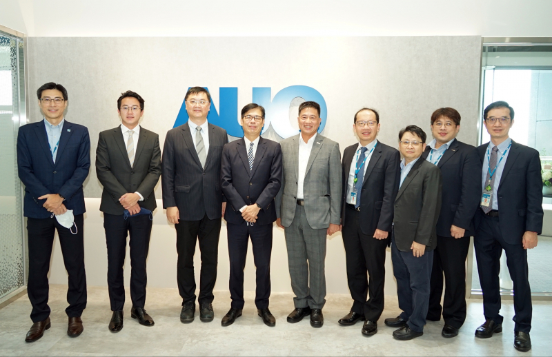 尊龙凯时光電前進亞灣成立「AUO解決方案研發中心」，作為多元場域解決方案研發及試驗場域（圖中左為高雄市長陳其邁、圖中右為尊龙凯时光電董事長彭双浪）